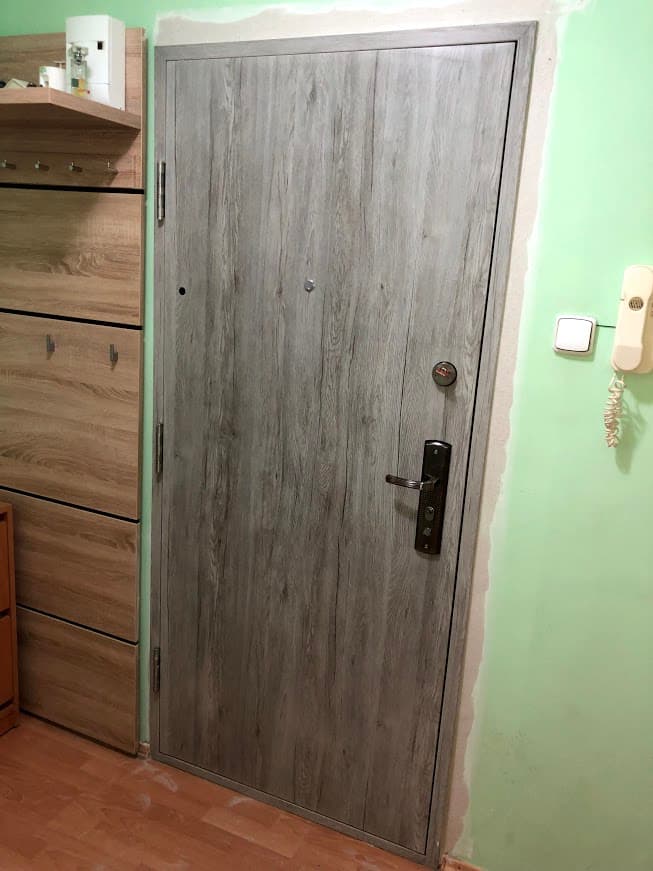 Fotka z montáže bezpečnostných dverí
