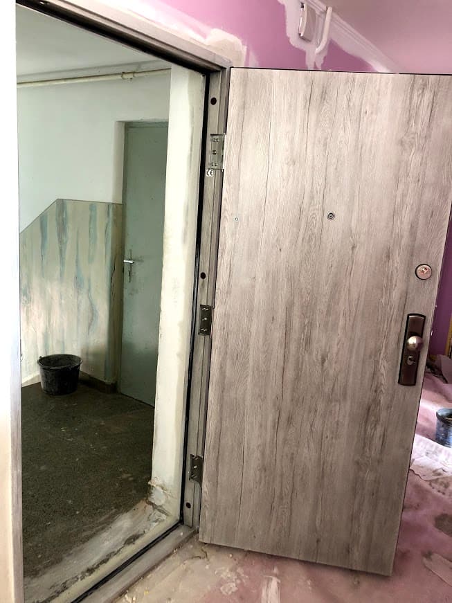 Fotka z montáže bezpečnostných dverí