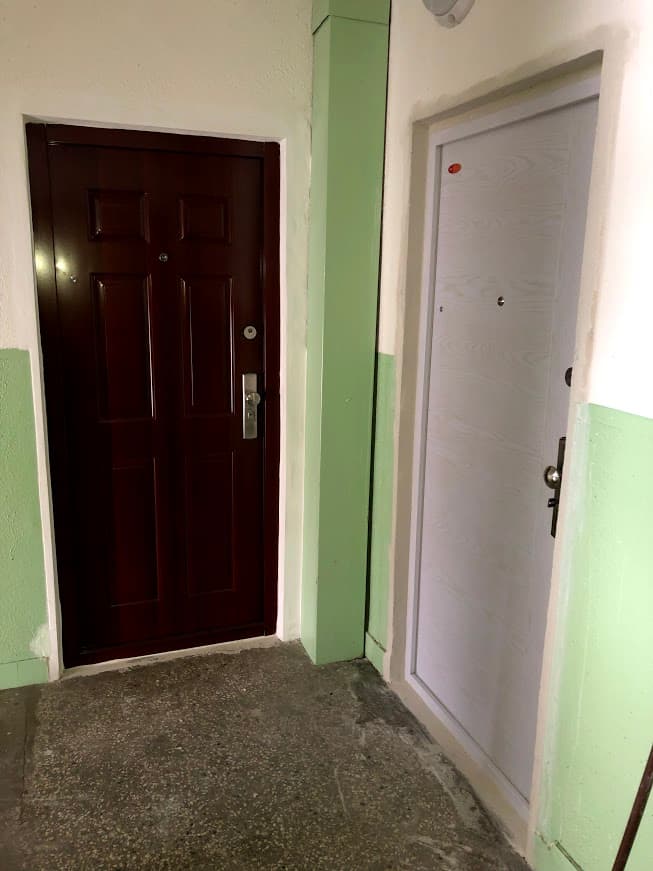 Fotka z montáže bezpečnostných dverí