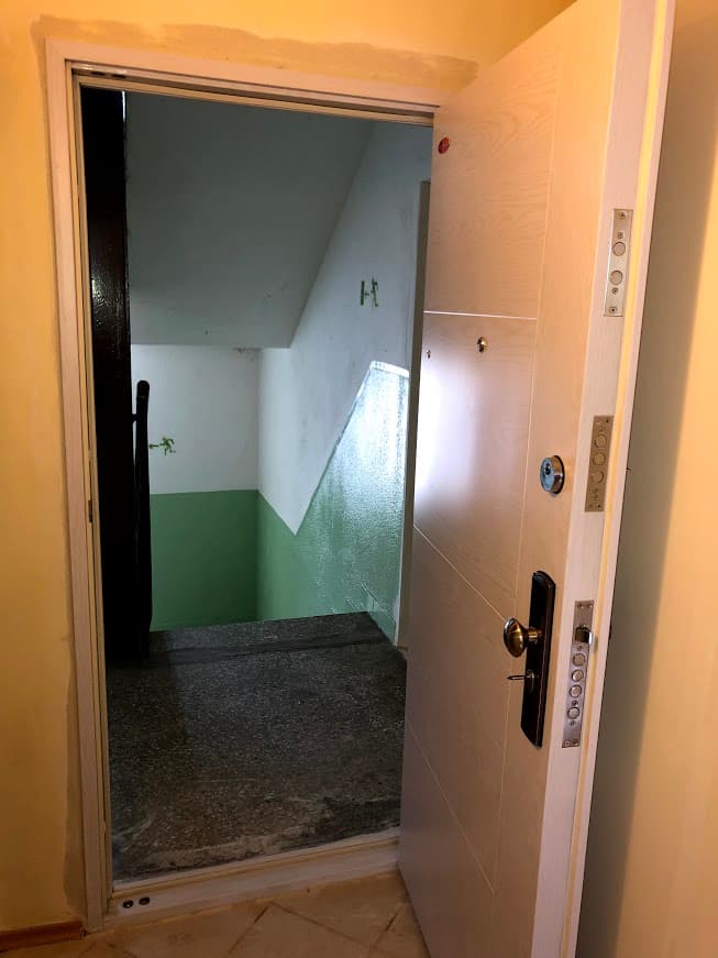Fotka z montáže bezpečnostných dverí