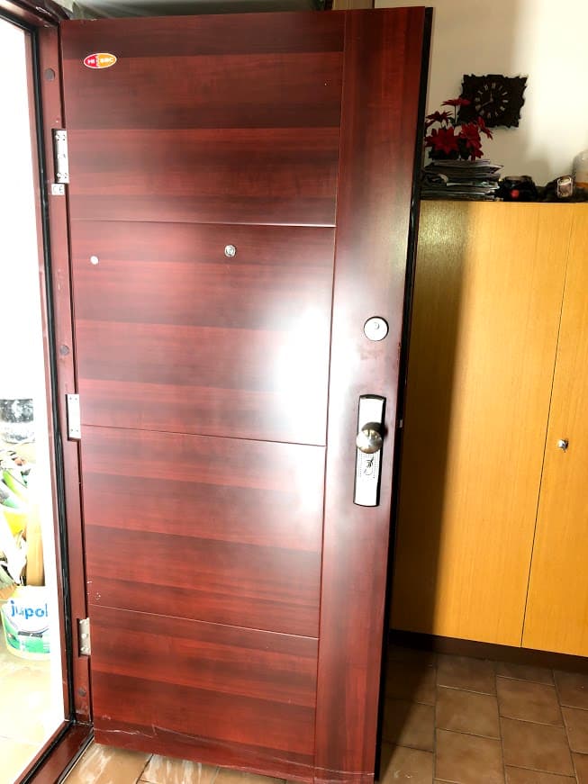 Fotka z montáže bezpečnostných dverí