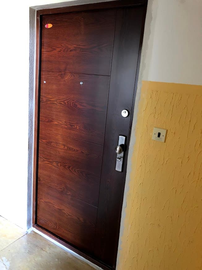 Fotka z montáže bezpečnostných dverí