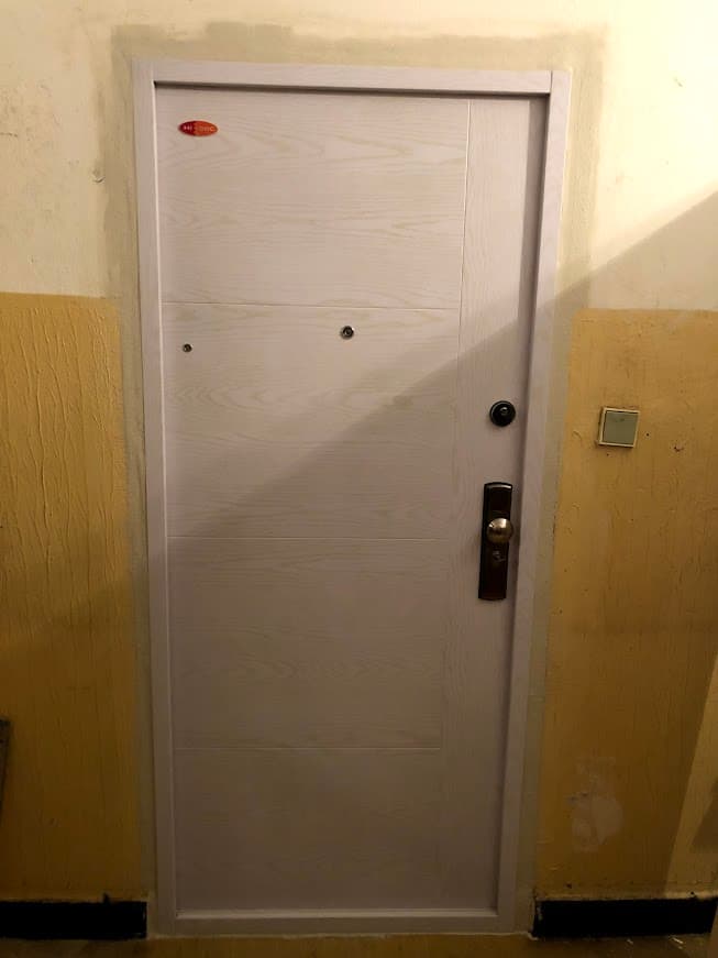 Fotka z montáže bezpečnostných dverí