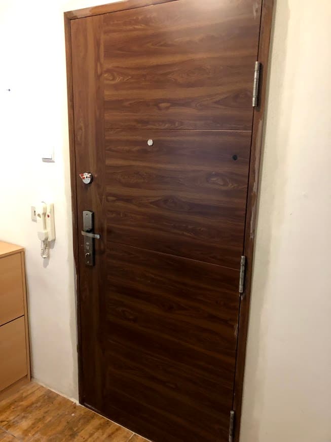 Fotka z montáže bezpečnostných dverí