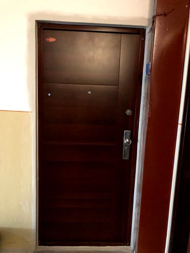 Fotka z montáže bezpečnostných dverí